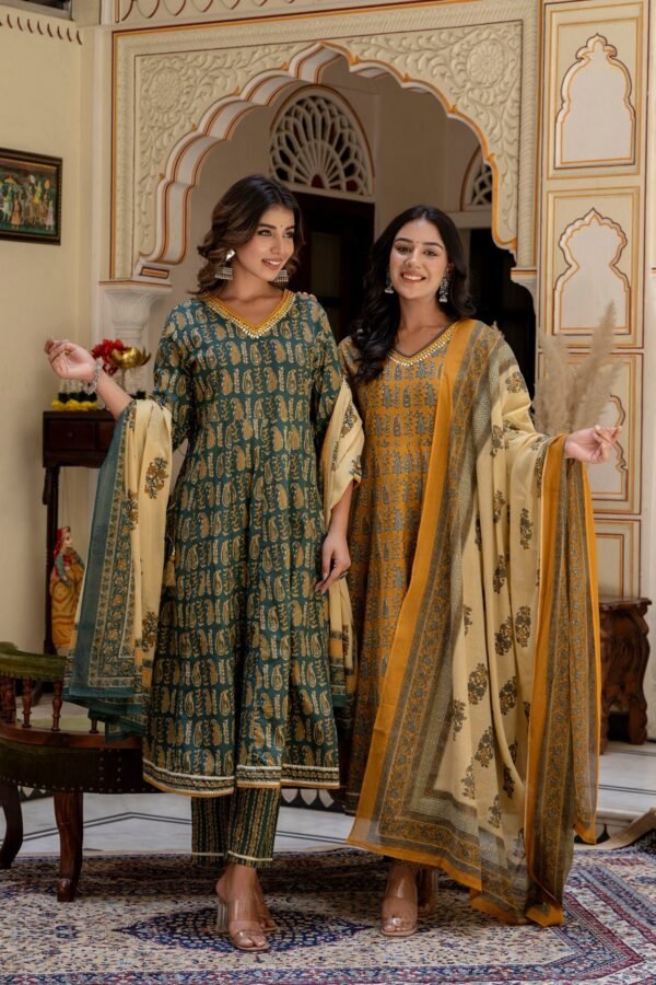 GREEN KURTA PANT SET WITH PRINTED DUPPATTA - Image 3