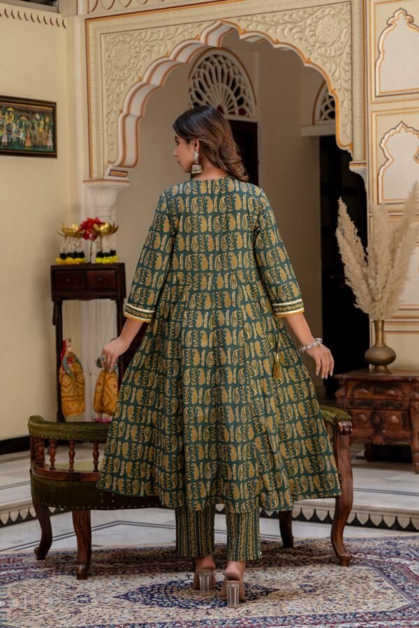 GREEN KURTA PANT SET WITH PRINTED DUPPATTA - Image 2