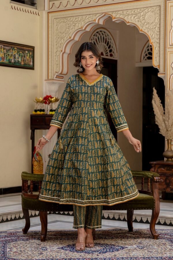 GREEN KURTA PANT SET WITH PRINTED DUPPATTA - Image 4